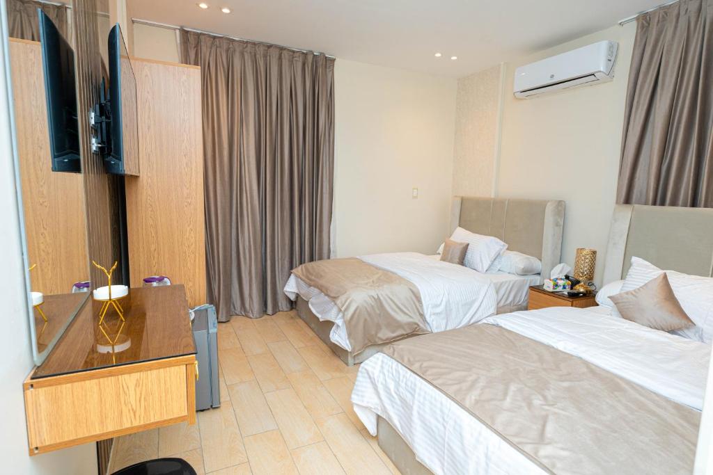Postel nebo postele na pokoji v ubytování Lotus Al-Tahrir hotel