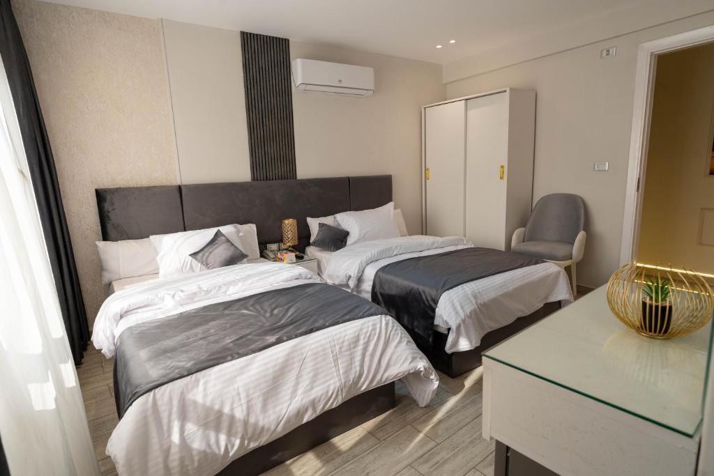 Postel nebo postele na pokoji v ubytování Lotus Al-Tahrir hotel