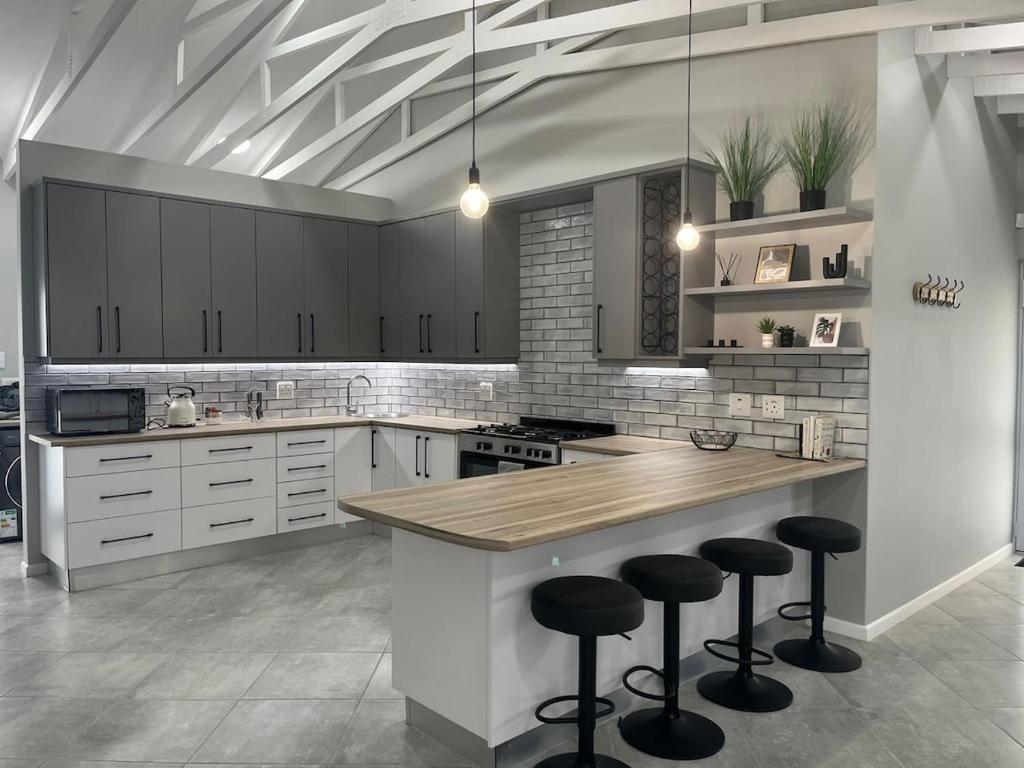 Η κουζίνα ή μικρή κουζίνα στο Modern Retreat in Jeffreys Bay