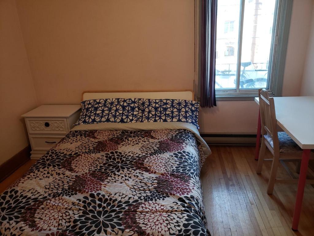 Postel nebo postele na pokoji v ubytování Bright room near Metro Monk station with Self Check-in