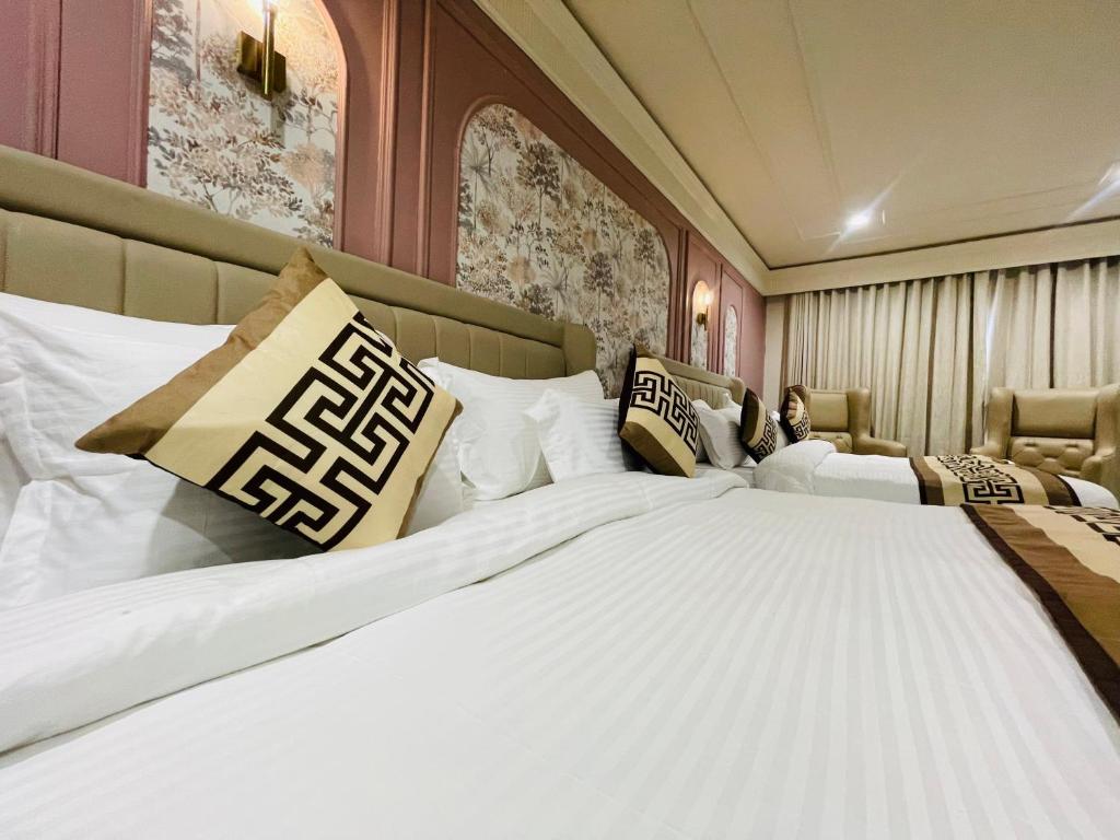 Postel nebo postele na pokoji v ubytování Krishna Resort Pushkar