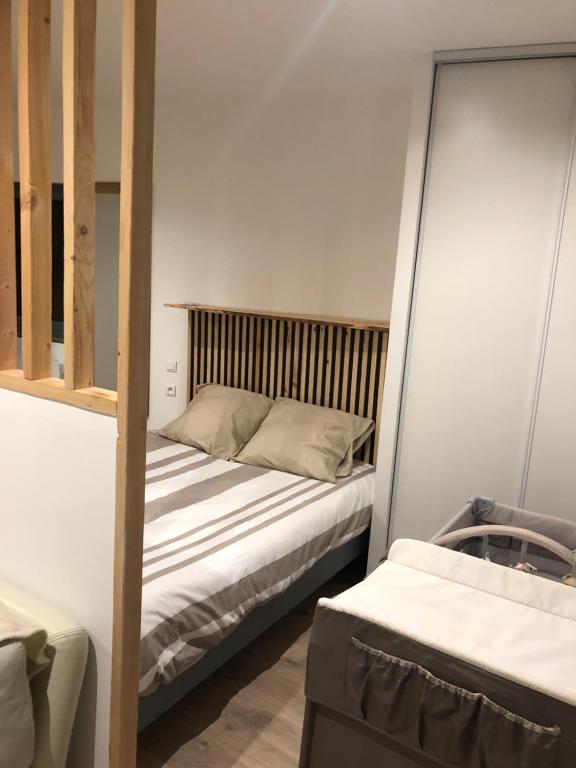 Postel nebo postele na pokoji v ubytování Charmant et Lumineux