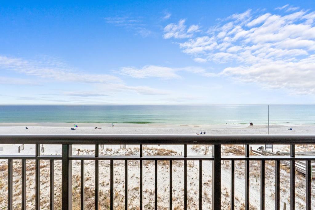 フォート・ウォルトン・ビーチにあるBeach Front Reef Intermission 4P, Free Activities Included!のバルコニーからビーチの景色を望めます。