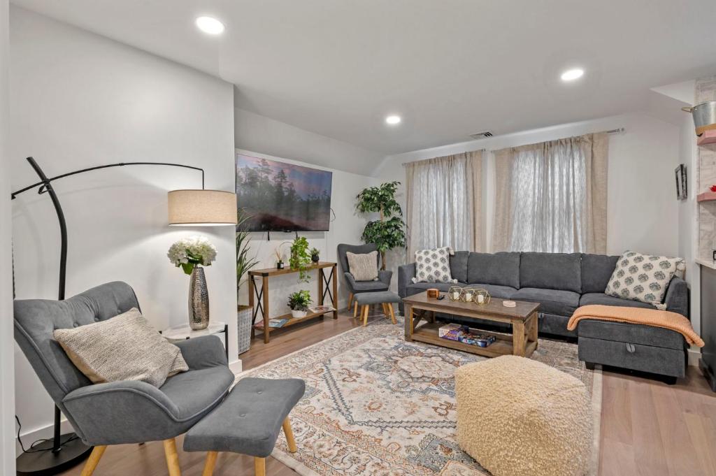 a living room with a couch and chairs and a table at Family Friendly 3BD Oasis-Parking, WIFI & Pets OK! in Salem