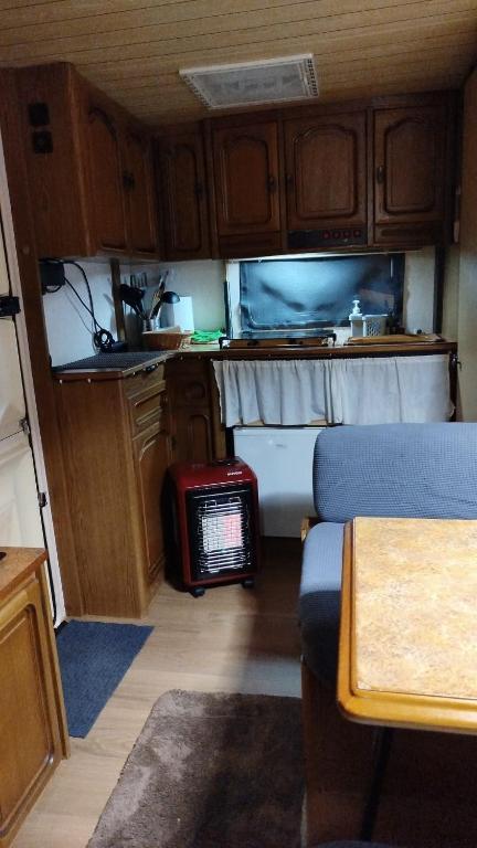 Kuchyň nebo kuchyňský kout v ubytování Caravana en La Sierra
