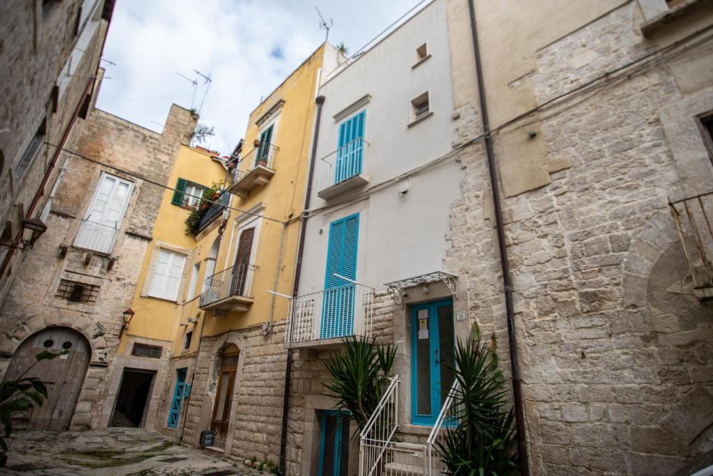 an alley in the old city of jerusalem at Arco di Luna Piano 2 in Trani