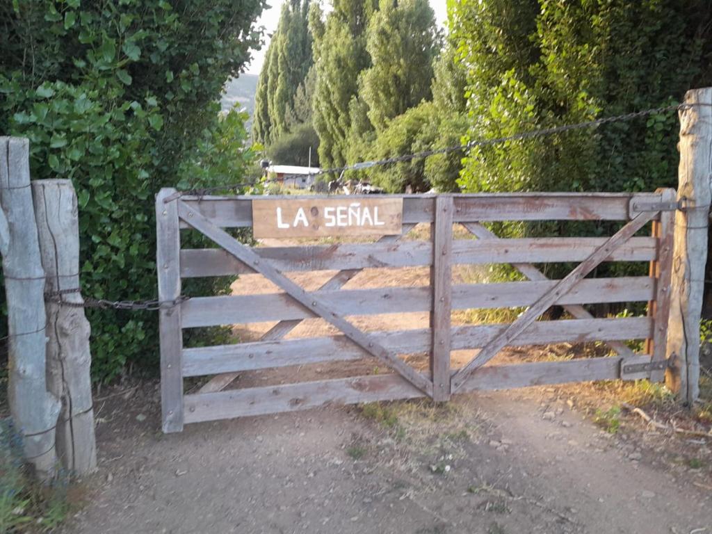 a gate with a sign that reads la serbia at La señal in Puerta del Diablo
