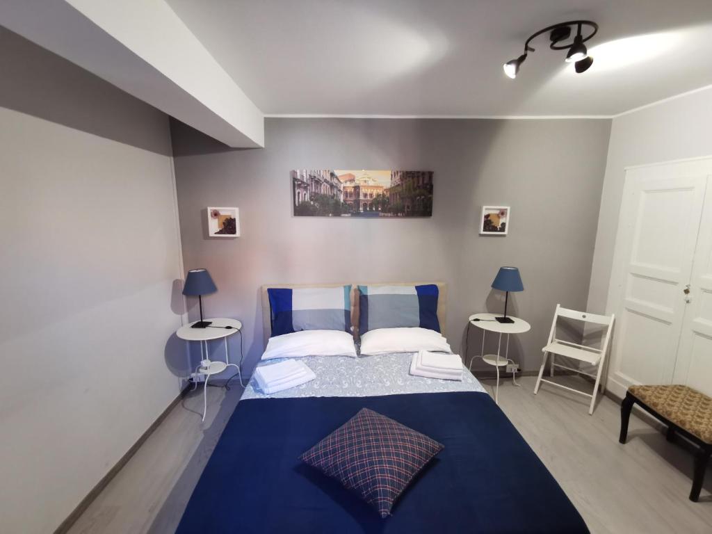 A bed or beds in a room at Two Rooms Bellini