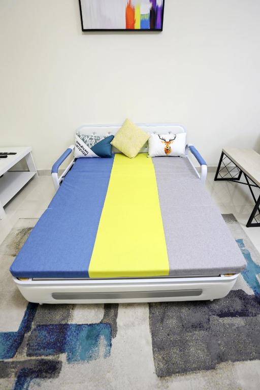 Postel nebo postele na pokoji v ubytování LUXURY 1BED MARINA VIEW JBR BEACH POoL PARKING