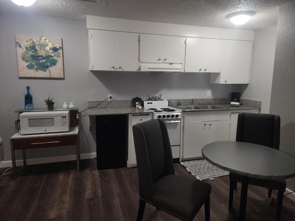 Kuchyň nebo kuchyňský kout v ubytování Naval Suites
