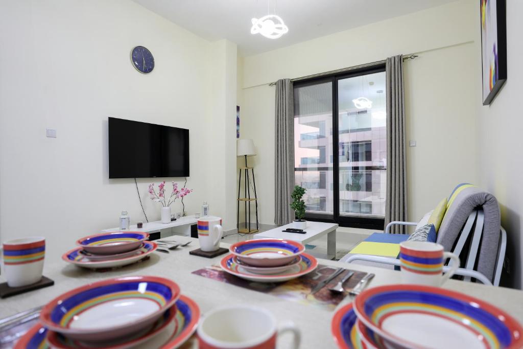 TV a/nebo společenská místnost v ubytování LUXURY 1BED MARINA VIEW JBR BEACH POoL PARKING