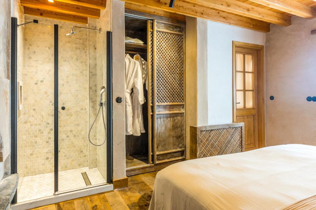 Postel nebo postele na pokoji v ubytování Kassandra Heritage