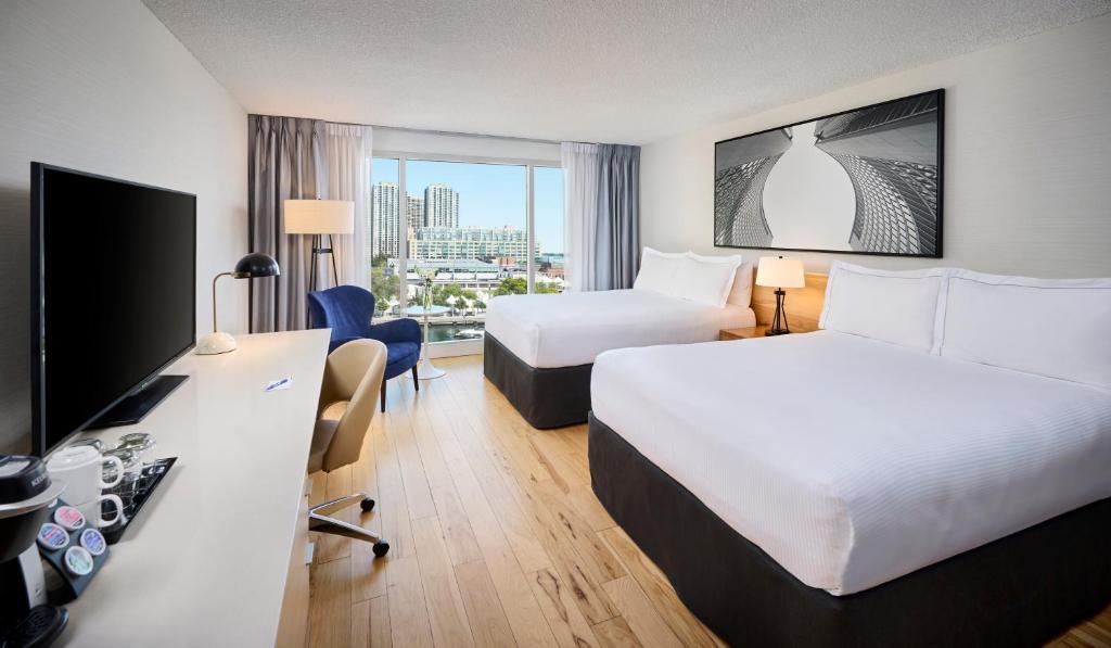 TV a/nebo společenská místnost v ubytování Radisson Blu Toronto Downtown