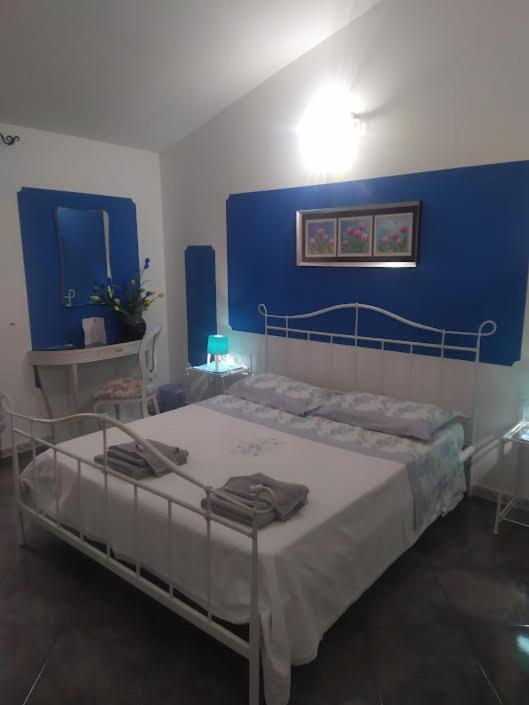 Postel nebo postele na pokoji v ubytování Locazioni Brevi La RosaViola GUEST ROOMS