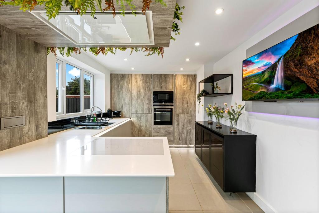 Kuchyň nebo kuchyňský kout v ubytování Glade House-3-Bed Home with Free Parking I Free Wifi I 65-inch TV