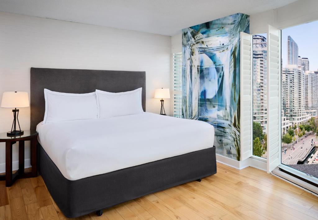 Postel nebo postele na pokoji v ubytování Radisson Blu Toronto Downtown