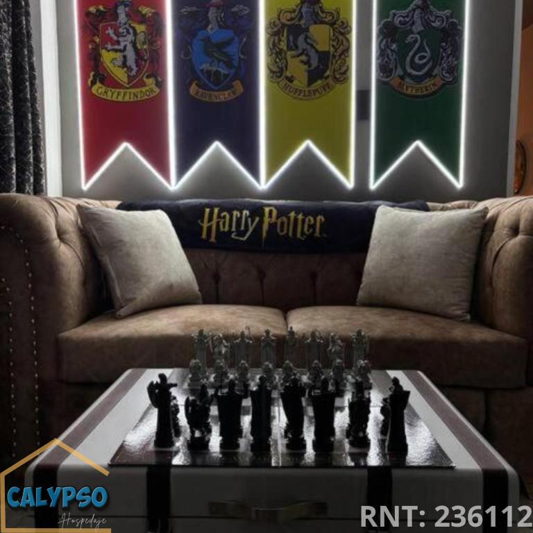 a chess board on a table in front of a couch at Apartaestudio Harry Potter in Santa Rosa de Cabal