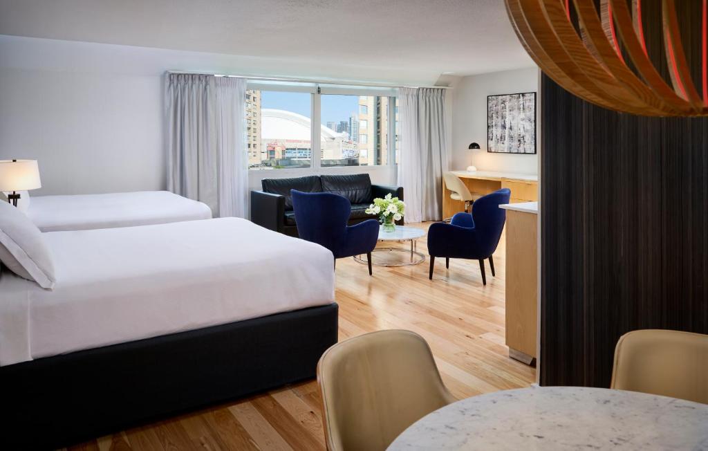 Postel nebo postele na pokoji v ubytování Radisson Blu Toronto Downtown