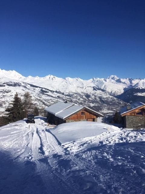 Une montagne enneigée avec un bâtiment en haut dans l'établissement L'Alpage des pistes - Chalet skis aux pieds à La Plagne, à La Plagne Tarentaise
