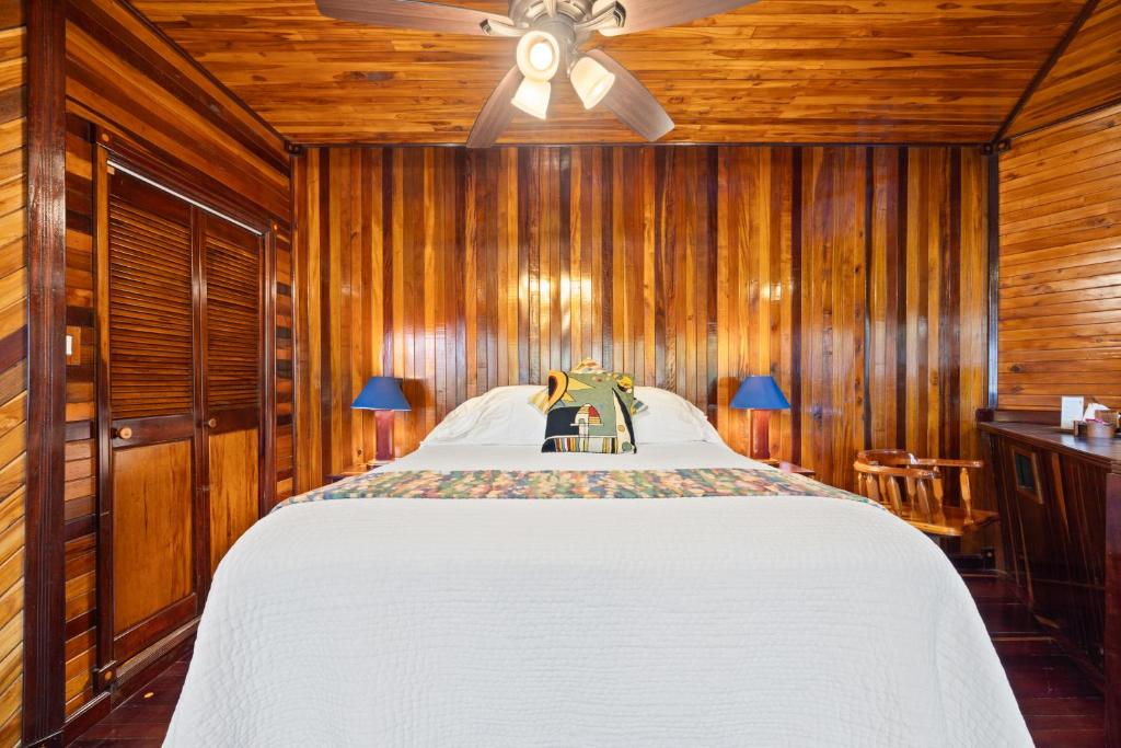 Postel nebo postele na pokoji v ubytování Tambor Tropical Beach Resort- Adults Only
