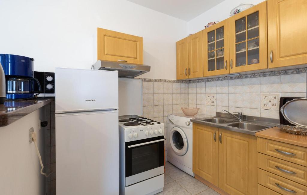 Kuchnia lub aneks kuchenny w obiekcie 2 Bedroom Lovely Apartment In Valbandon