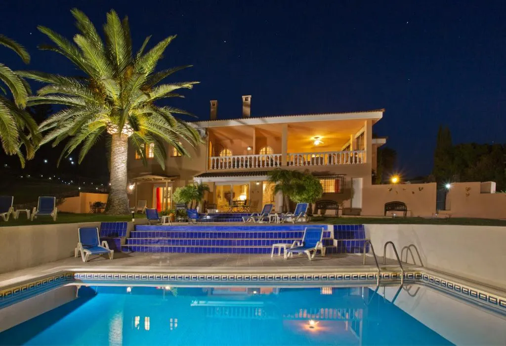 Villa Tranquilla - Sea View Apartments with Pool - Walk to Beach - Family and pet Friendly