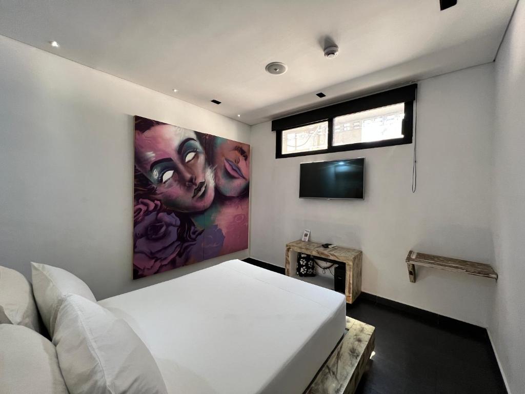 Postel nebo postele na pokoji v ubytování Graffity Hotel Med