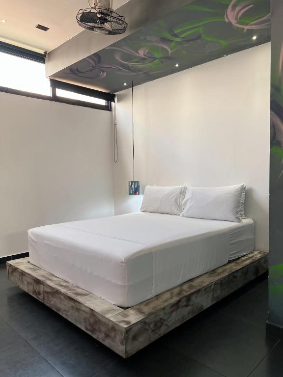 Postel nebo postele na pokoji v ubytování Graffity Hotel Med