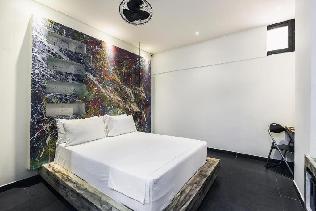 Postel nebo postele na pokoji v ubytování Graffity Hotel Med