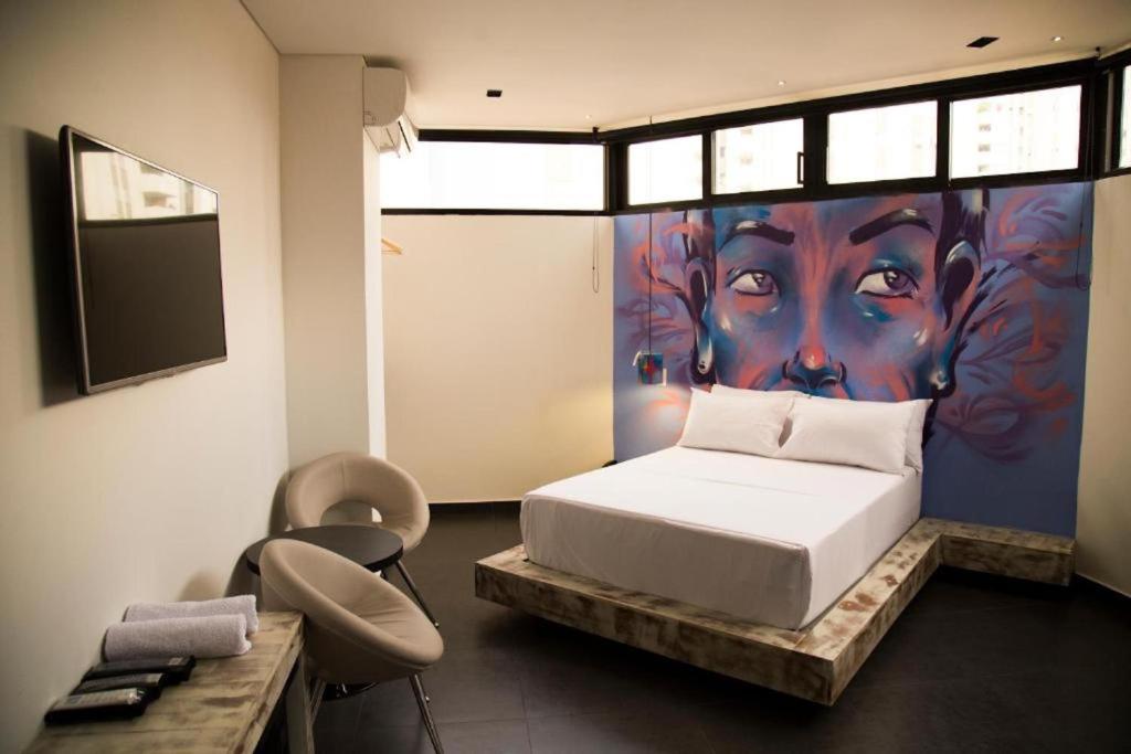 Postel nebo postele na pokoji v ubytování Graffity Hotel Med
