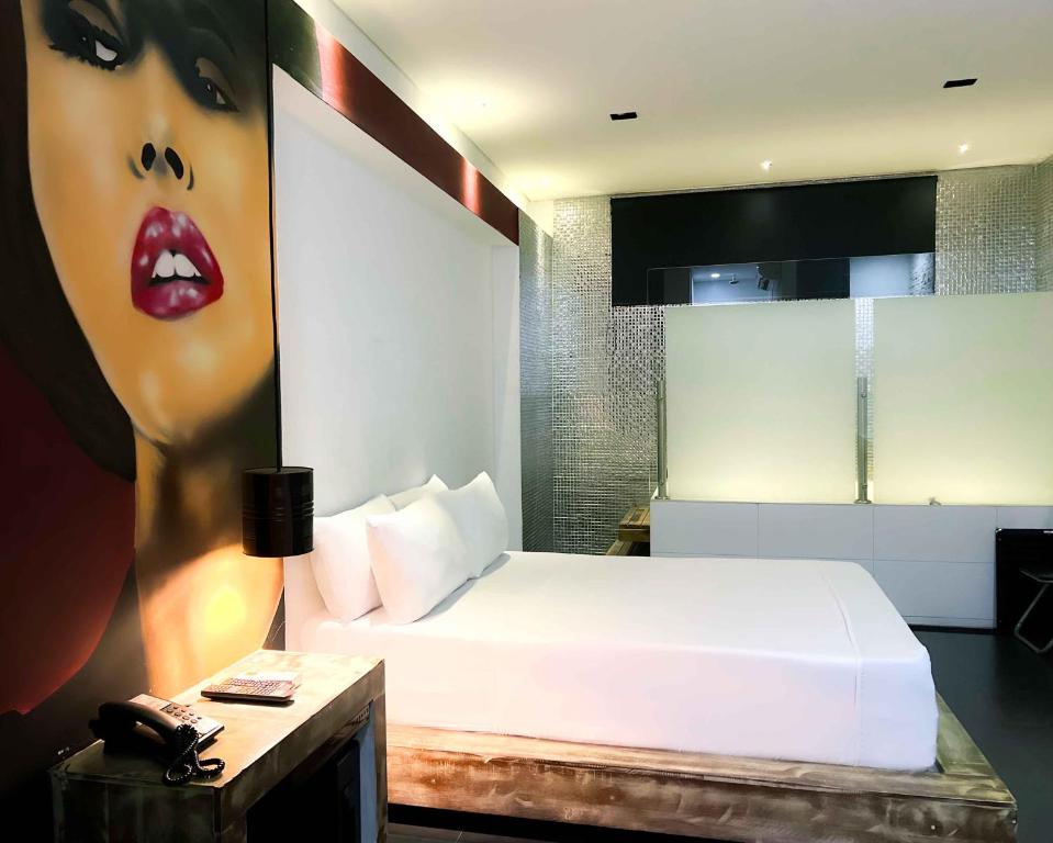 Postel nebo postele na pokoji v ubytování Graffity Hotel Med