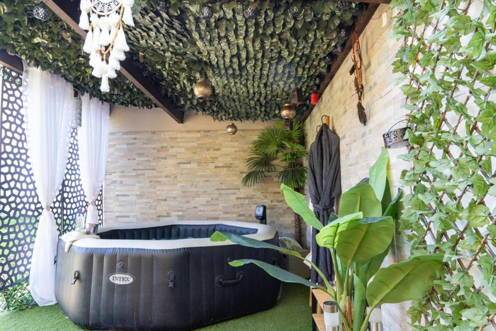 Une Clé Pour Deux - Chambre romantique avec Patio & Spa privatifs - 带热水浴缸的套房