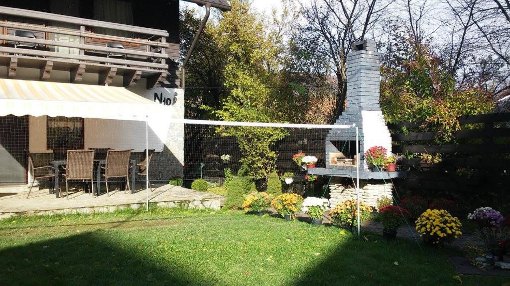 a backyard of a house with a net at Vila Valentina in Buşteni
