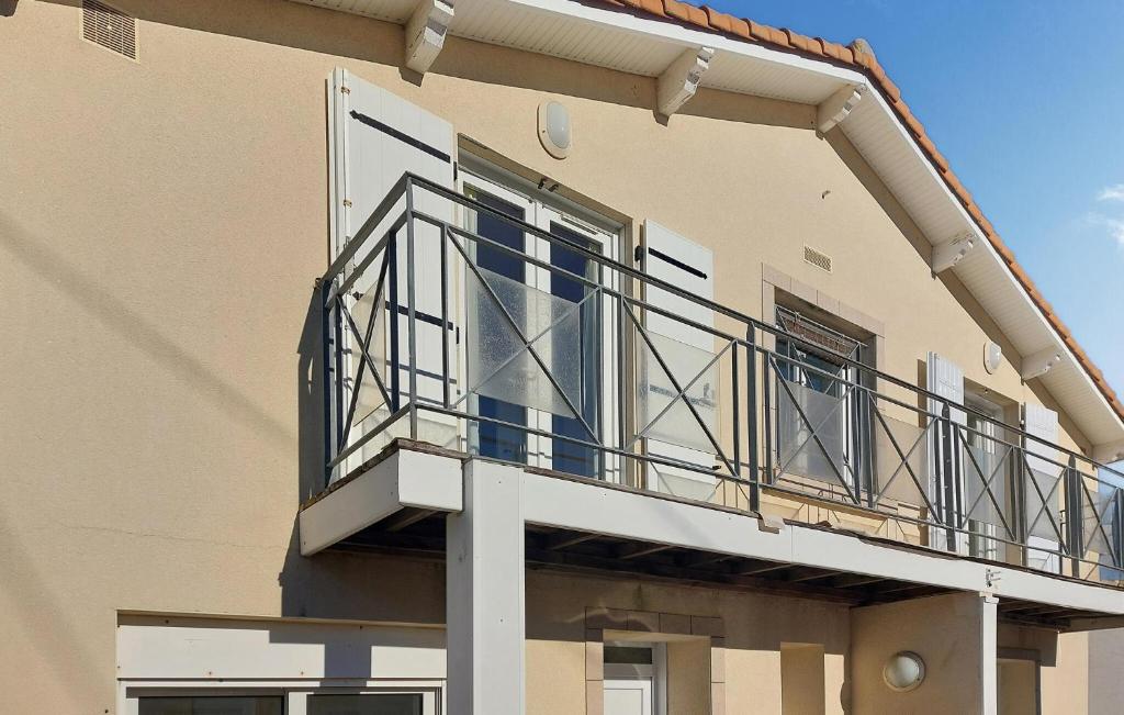 - un balcon sur le côté du bâtiment dans l'établissement Cozy Home In Saint-Georges-De-Didon, à Saint-Georges-de-Didonne