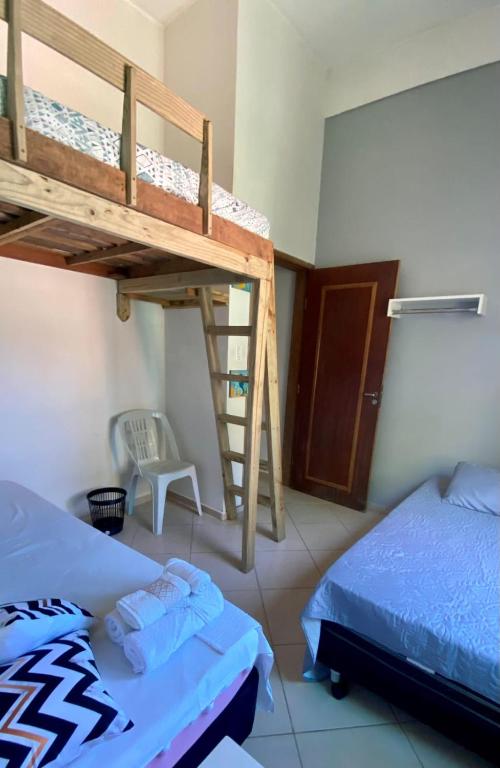 Casa Samaúma Floripa, ALUGUEL DE QUARTOS - Achochego e Tranquilidade à 30 metros da Praia - Camera Quadrupla Classica