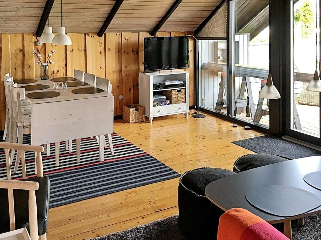 Kuchyň nebo kuchyňský kout v ubytování Three-Bedroom Holiday home in Otterup 9