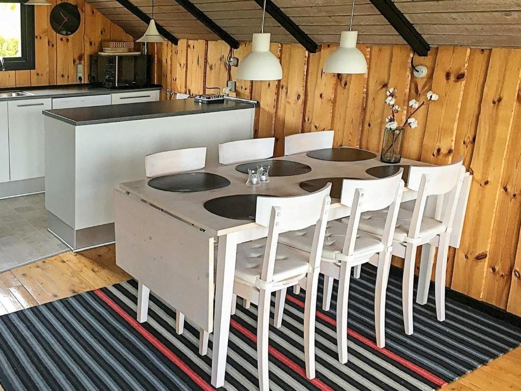 Kuchyň nebo kuchyňský kout v ubytování Three-Bedroom Holiday home in Otterup 9