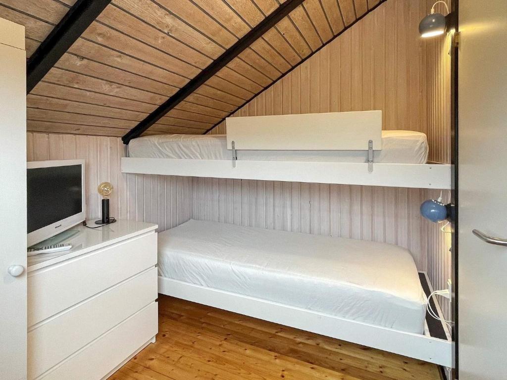 Postel nebo postele na pokoji v ubytování Three-Bedroom Holiday home in Otterup 9