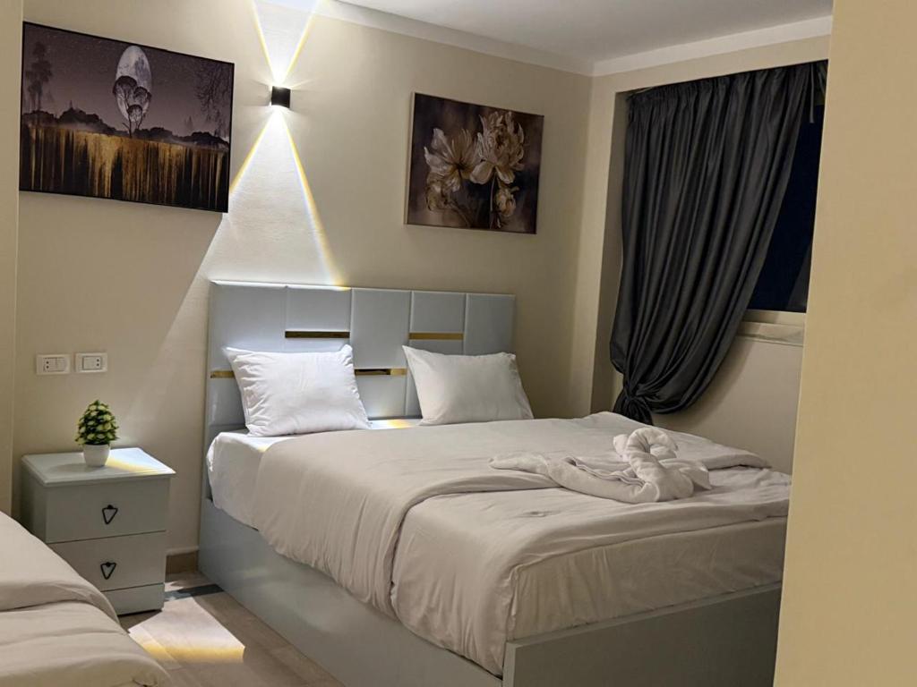 Postel nebo postele na pokoji v ubytování Sky light hotel