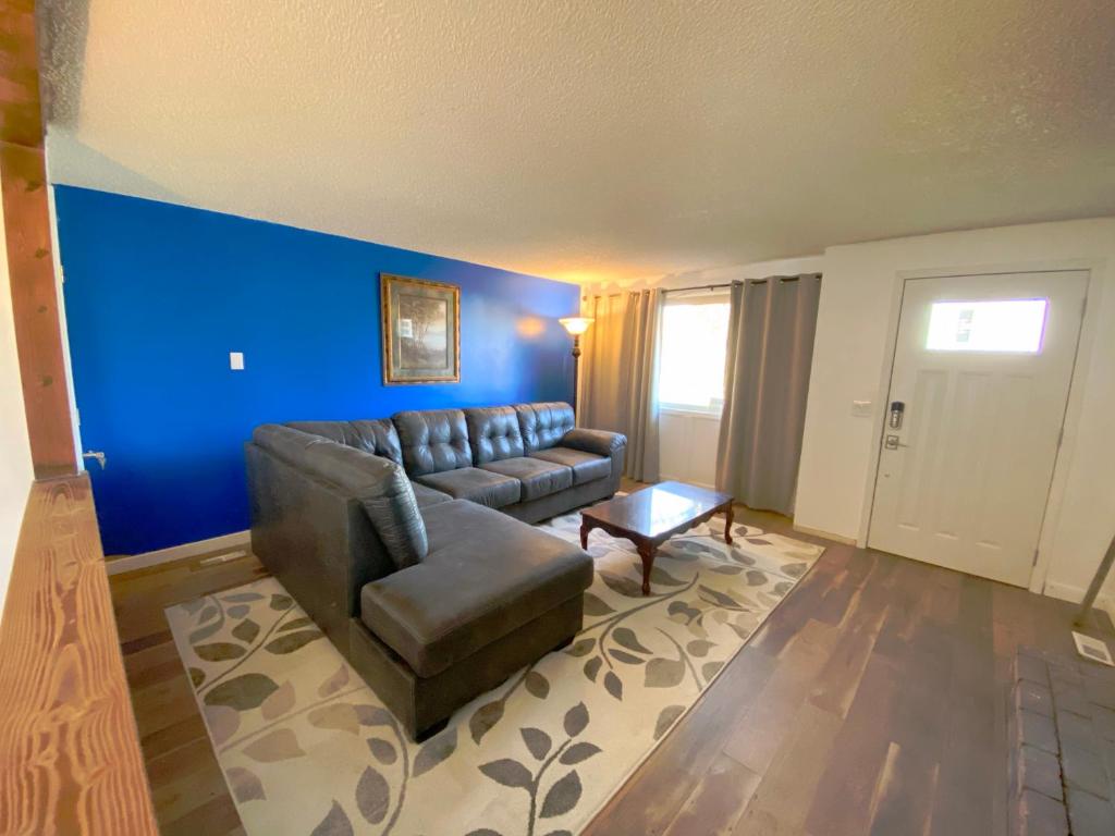 Posezení v ubytování Updated duplex near Gonzaga and Downtown Spokane