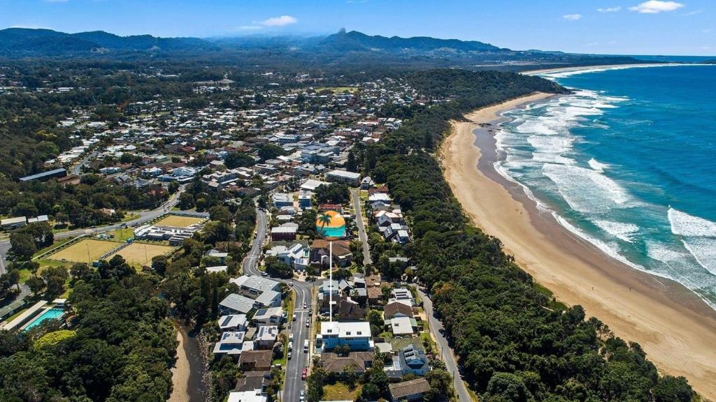 una vista aérea de una playa y el océano en Boronia Beach House One, en Sawtell