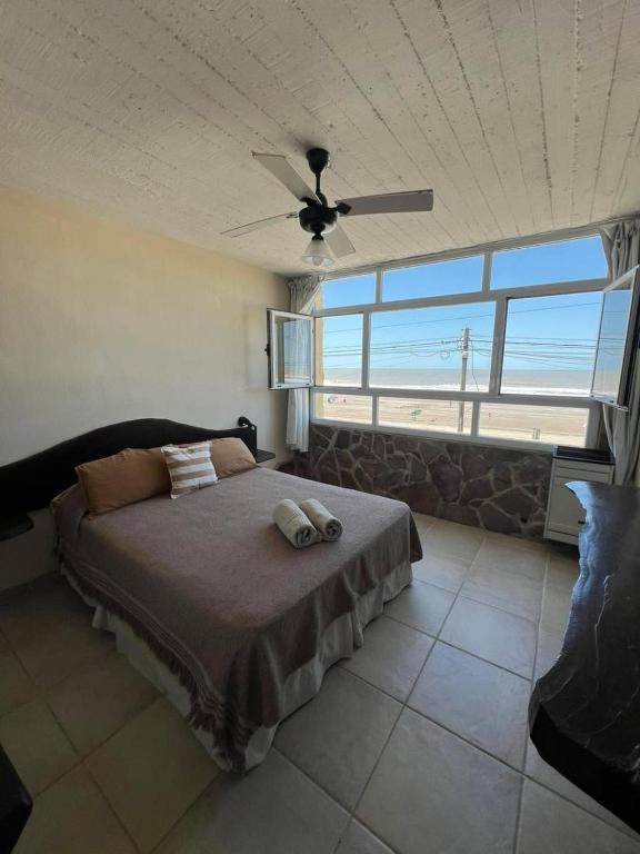 เตียงในห้องที่ Adeliz Playa