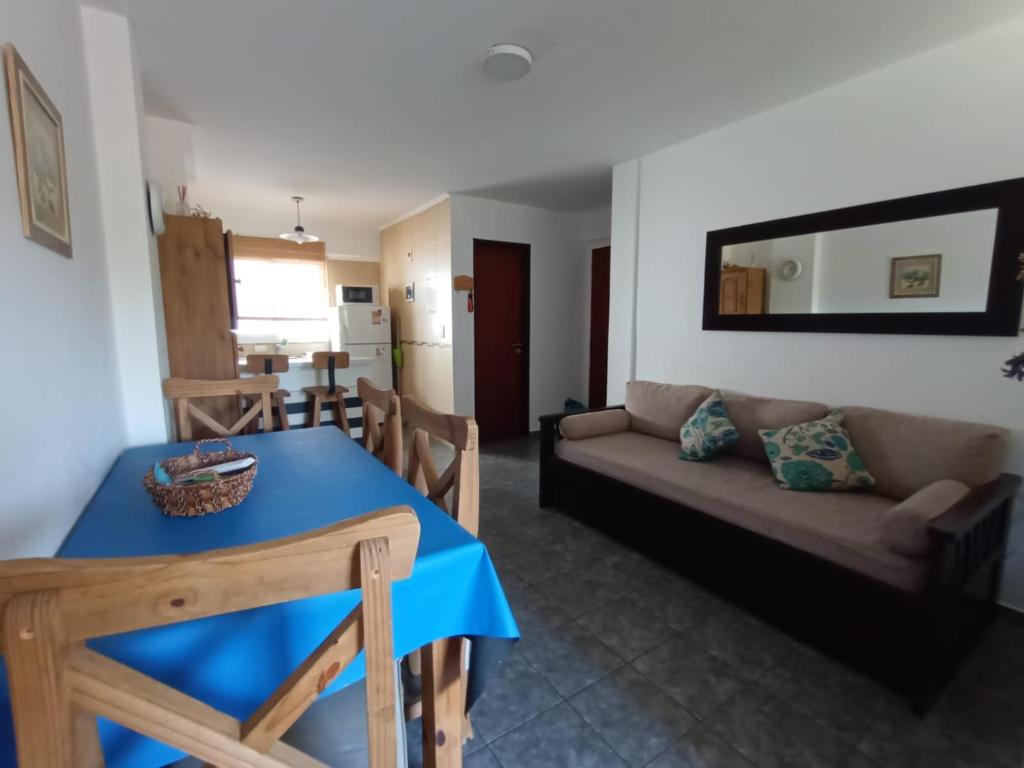 Depto España Mdq في مار ديل بلاتا: غرفة معيشة بها أريكة وطاولة