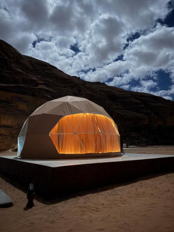 ein Zelt mitten in der Wüste in der Unterkunft domes wadi Rum in Wadi Rum