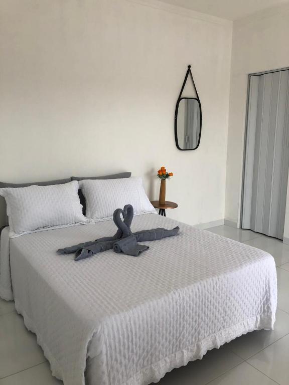 a white bed with a towel on top of it at Espaço Brisa do sertão in Piranhas