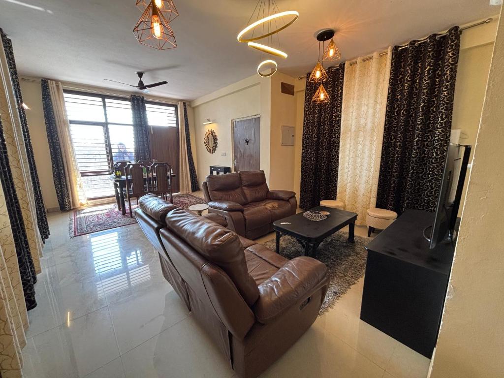 Posezení v ubytování Terminal Stay - Heavenly Independent Jungle Retreat Flat in Meerut