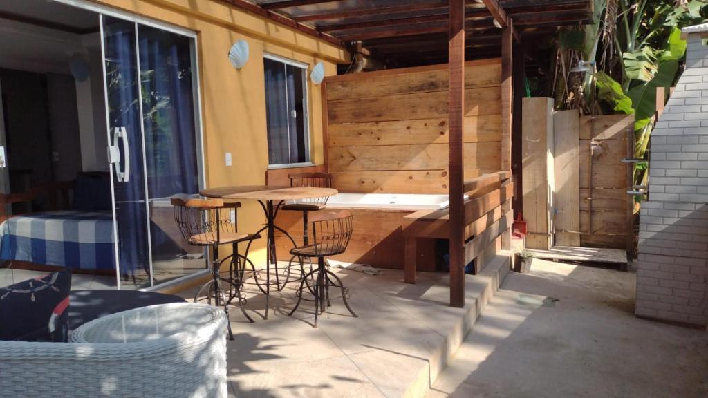 a patio with a table and chairs and a building at Recem reformado, apartamento na Ferradurinha in Búzios