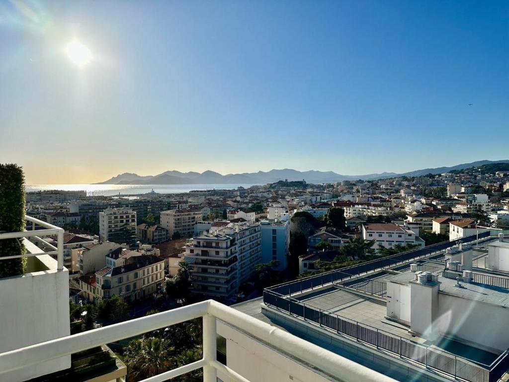 une vue d'une ville depuis le balcon d'un immeuble dans l'établissement 2 Bedroom Sea View Gallia Centre Cannes parking, à Cannes