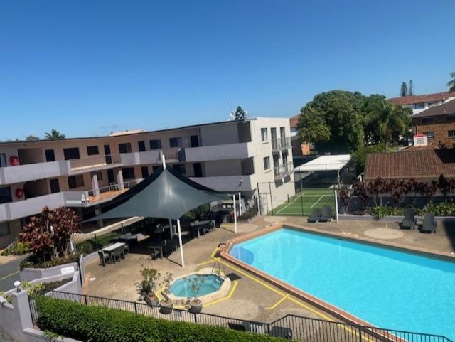 une grande piscine devant un immeuble dans l'établissement Harbour Side Resort, à Gold Coast