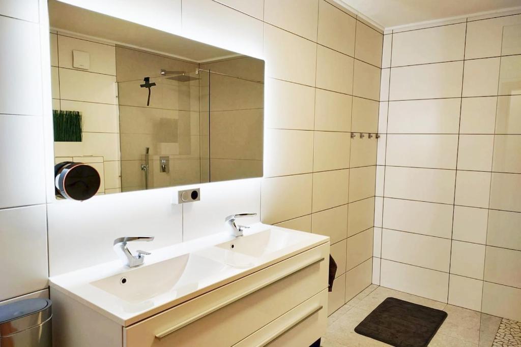 Koupelna v ubytování Modern 3 Bedroom Apartment near Useldange Castle